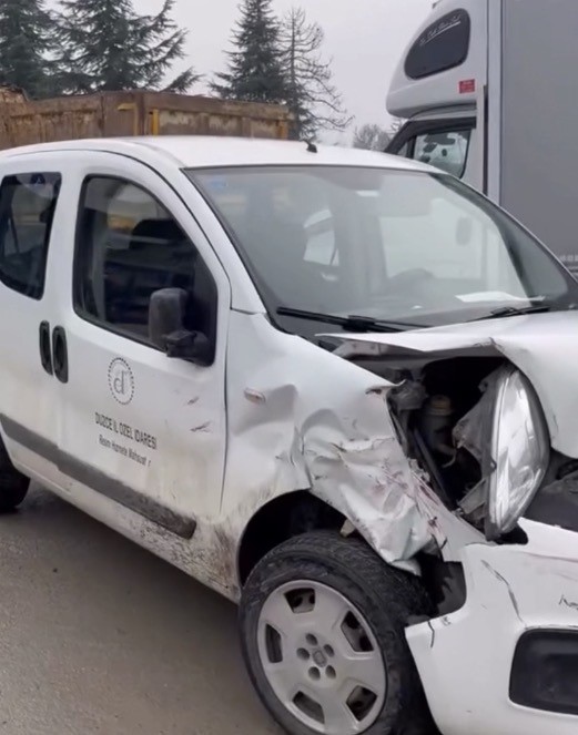 arac-muayene-istasyonunda-kaza-3-arac-hasar-gordu