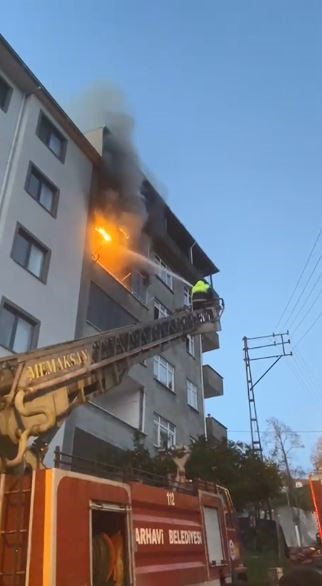 arhavide-apartman-dairesinde-yangin-panigi