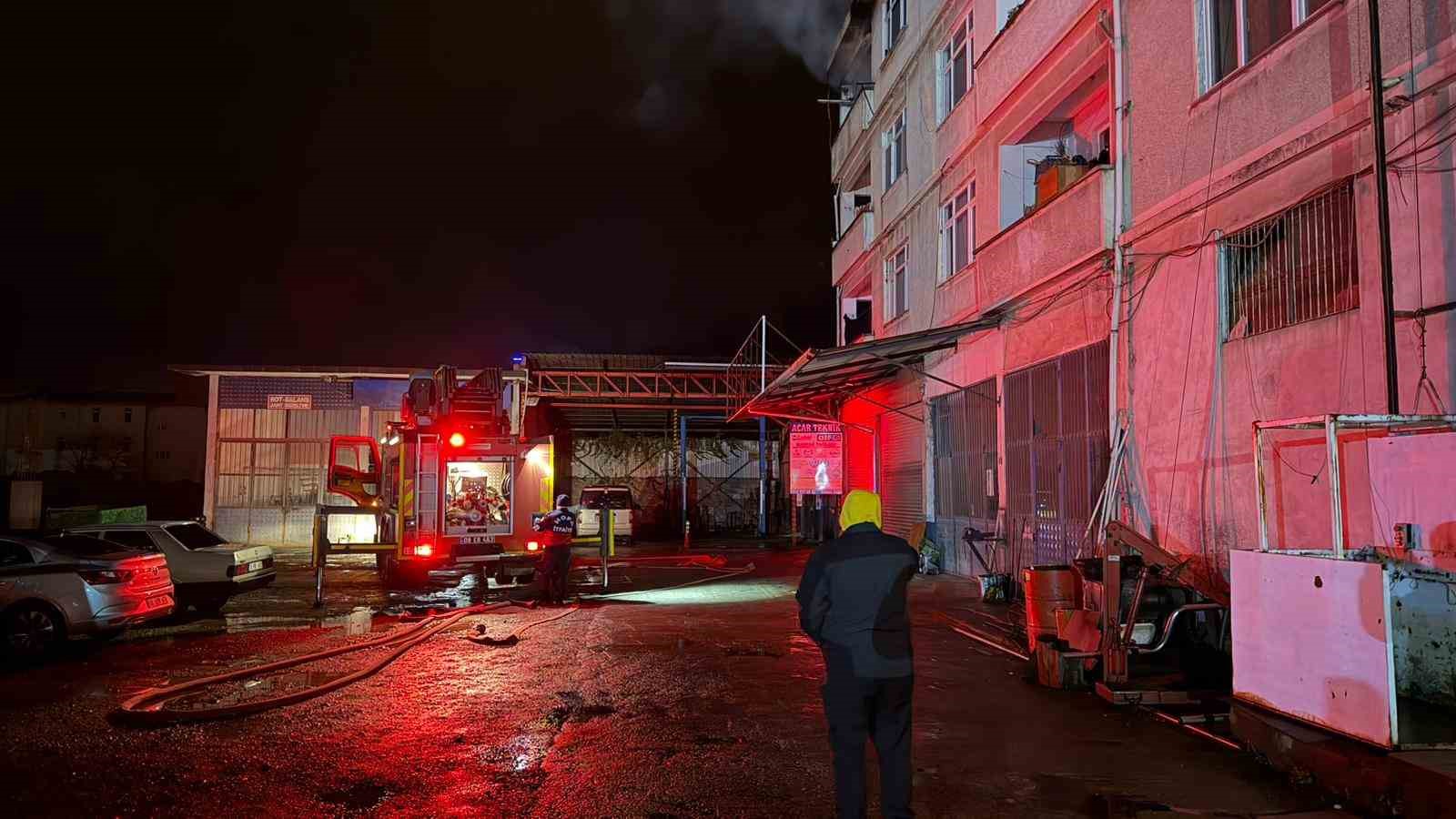 artvin-hopada-apartman-dairesinde-yangin-panigi