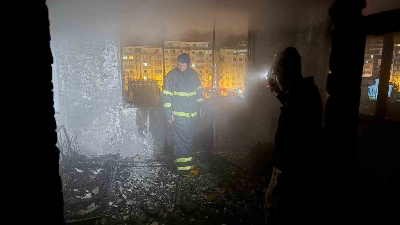 artvin-hopada-apartman-dairesinde-yangin-panigi