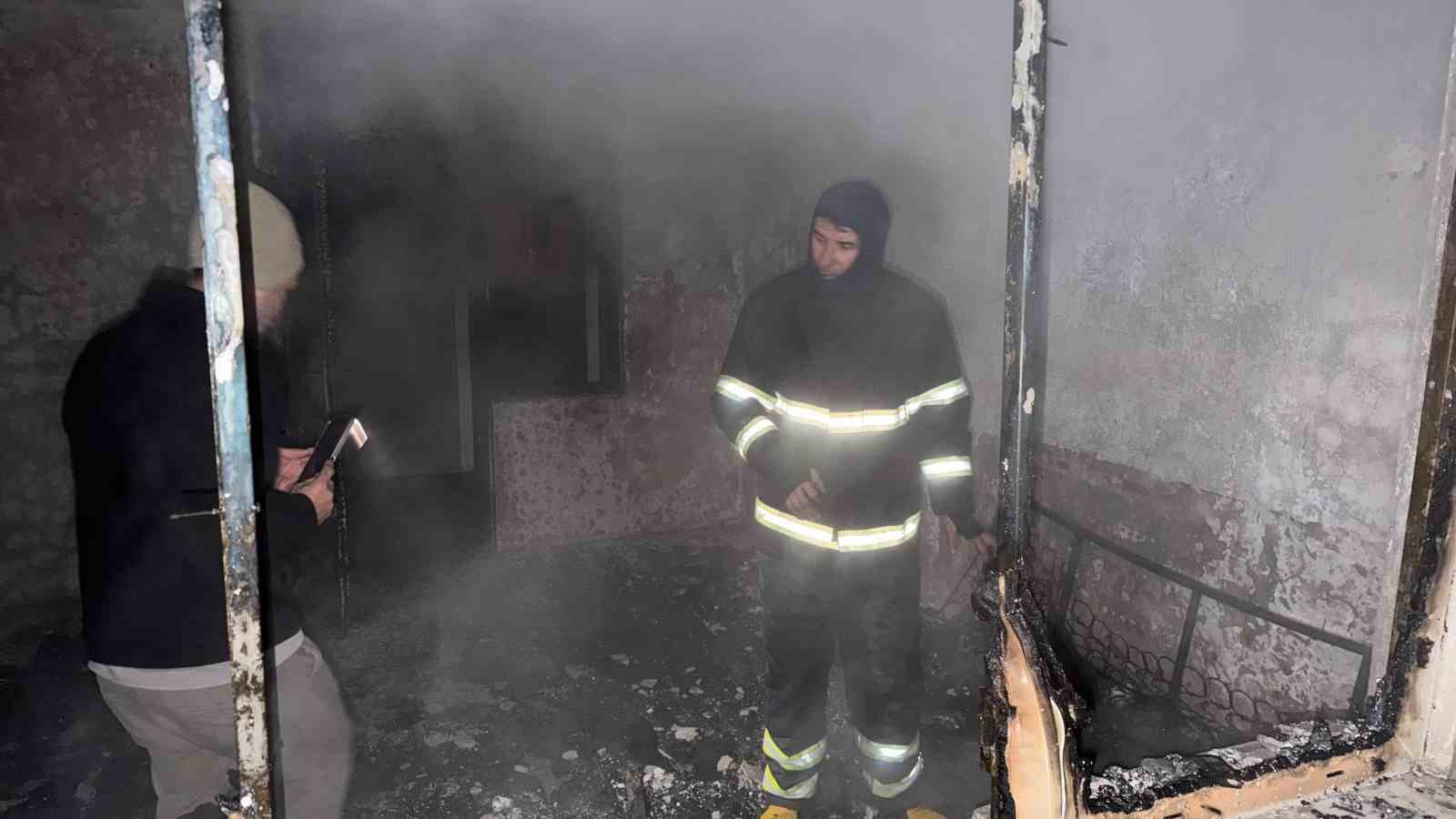 artvin-hopada-apartman-dairesinde-yangin-panigi