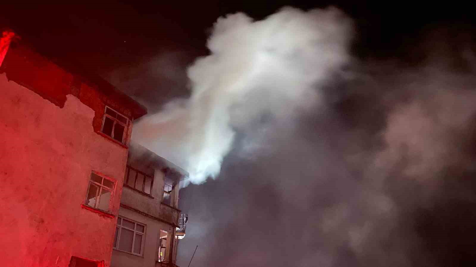 artvin-hopada-apartman-dairesinde-yangin-panigi