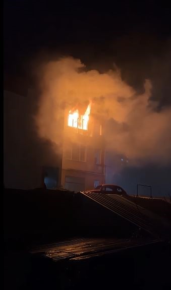 artvin-hopada-apartman-dairesinde-yangin-panigi