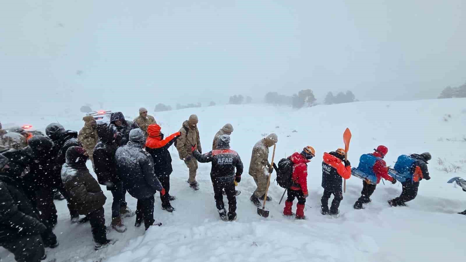 artvinde-cig-altinda-kalan-3-cobandan-birinin-cansiz-bedenine-ulasildi