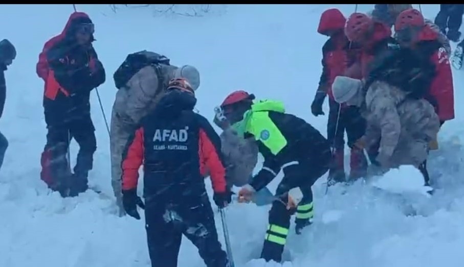 artvinde-cig-altinda-kalan-3-cobandan-birinin-cansiz-bedenine-ulasildi