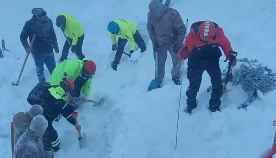 artvinde-cig-altinda-kalan-3-cobandan-birinin-cansiz-bedenine-ulasildi