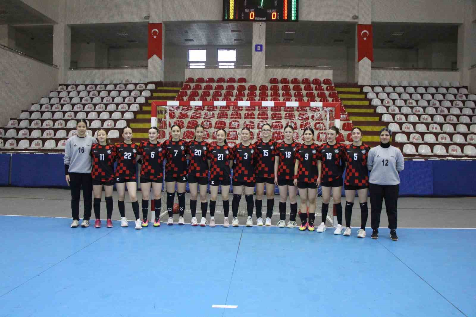 ayni-takimdaki-hentbolcu-ucuzleri-goren-sasiriyor