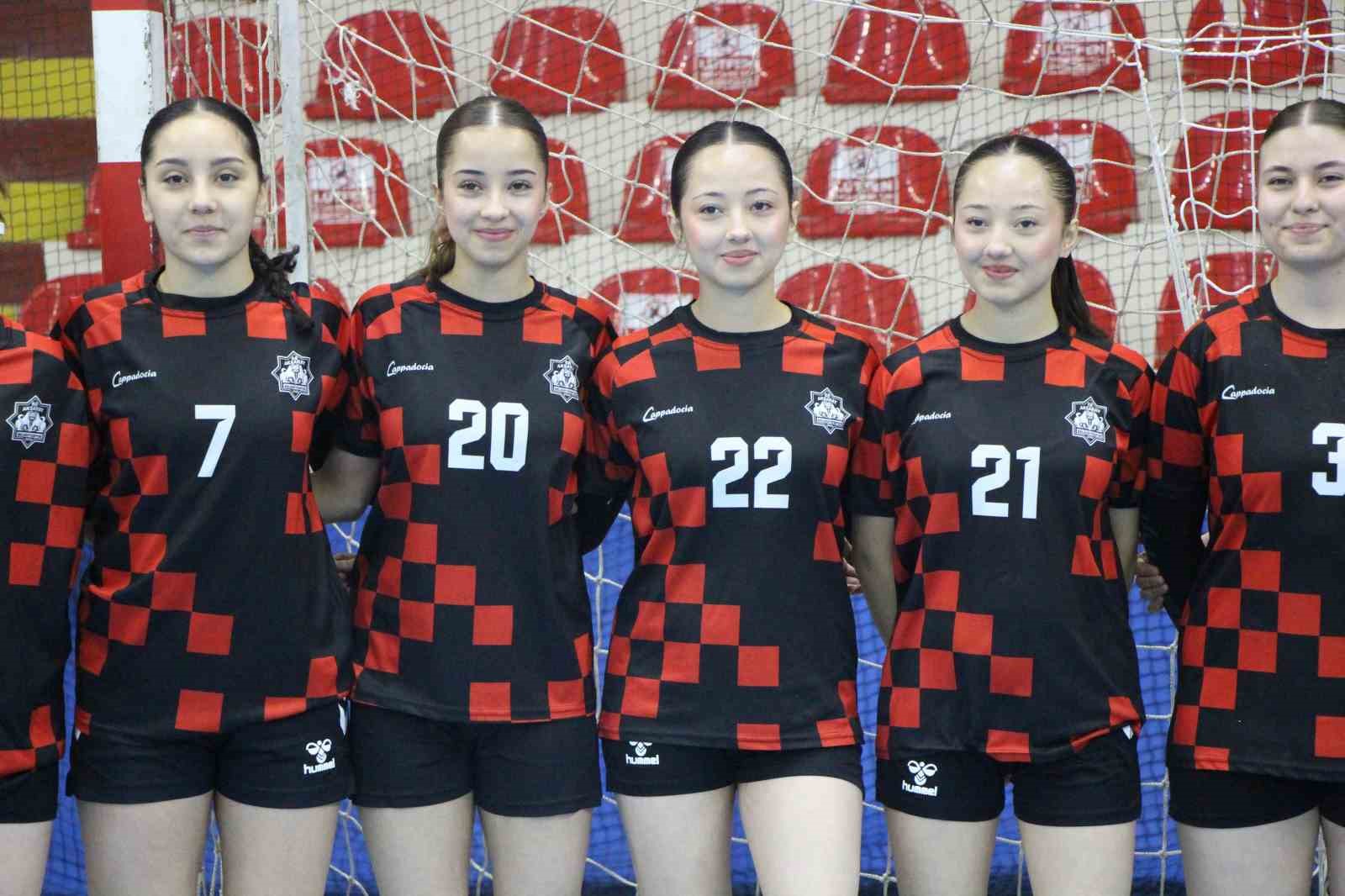 ayni-takimdaki-hentbolcu-ucuzleri-goren-sasiriyor