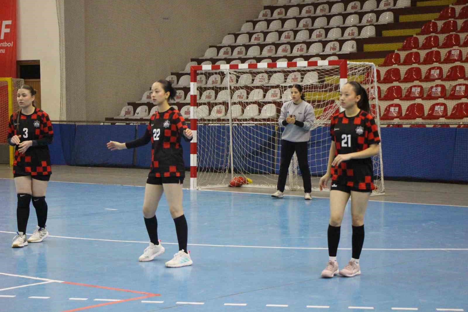 ayni-takimdaki-hentbolcu-ucuzleri-goren-sasiriyor