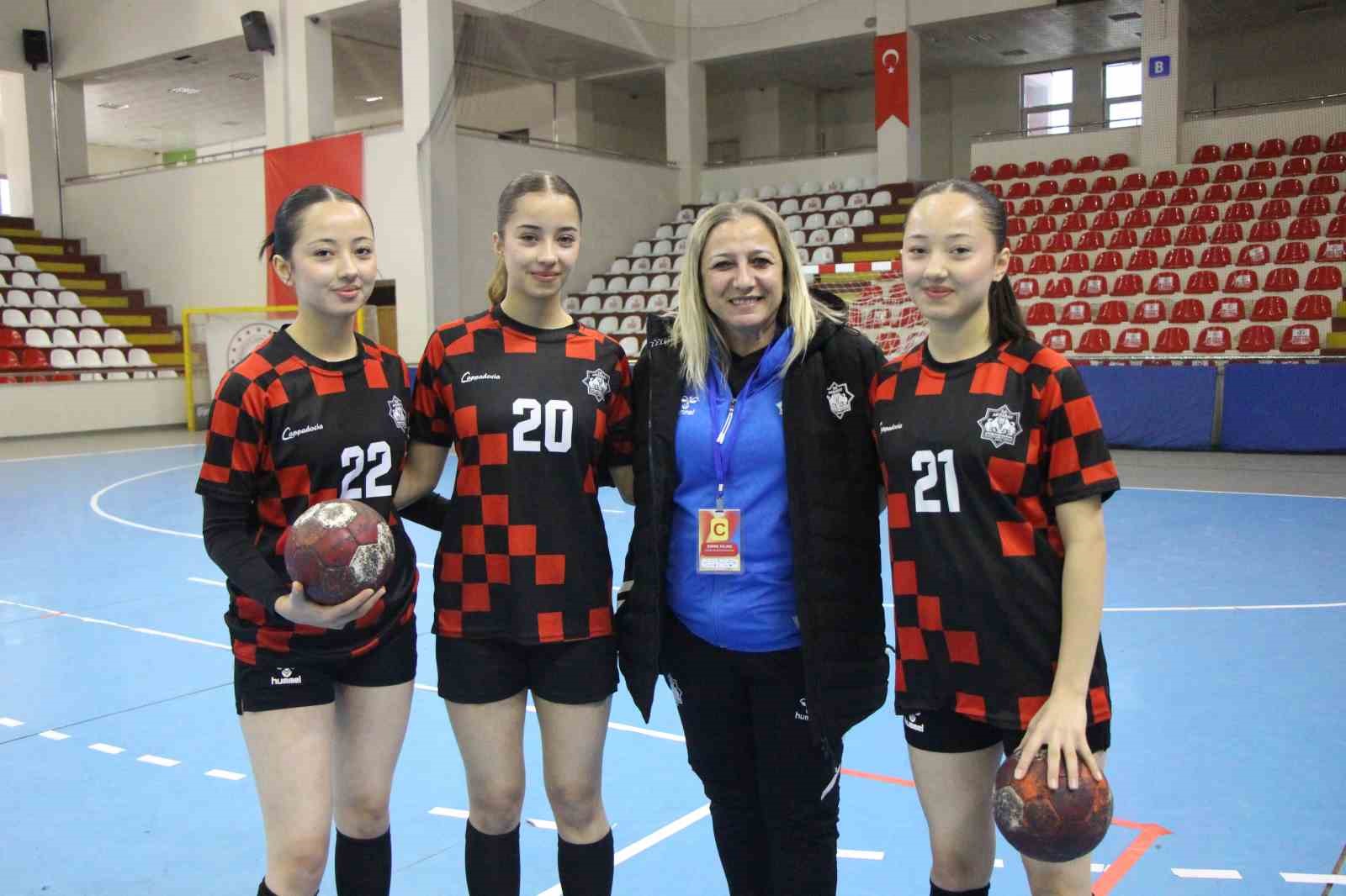 ayni-takimdaki-hentbolcu-ucuzleri-goren-sasiriyor