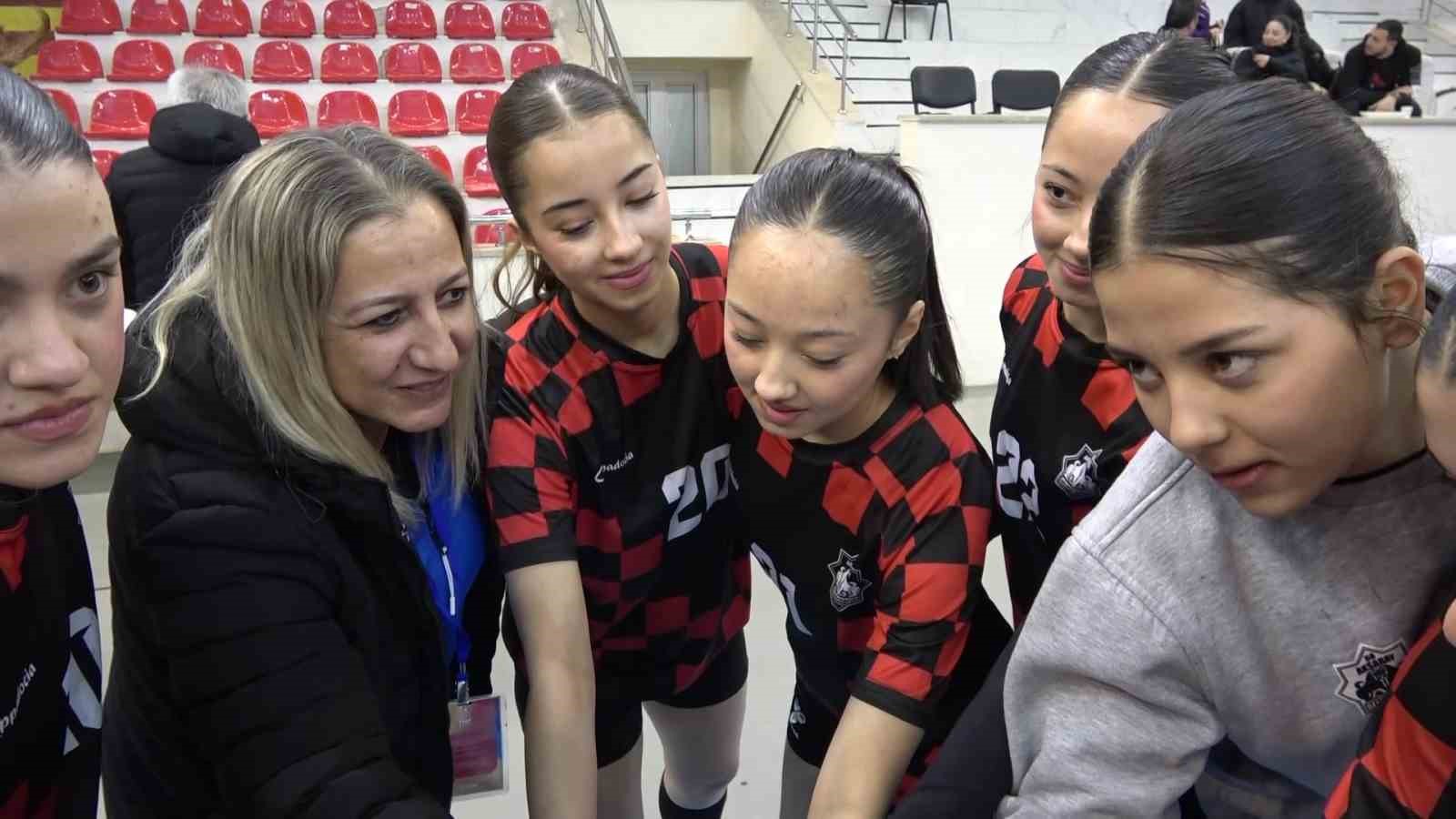 ayni-takimdaki-hentbolcu-ucuzleri-goren-sasiriyor