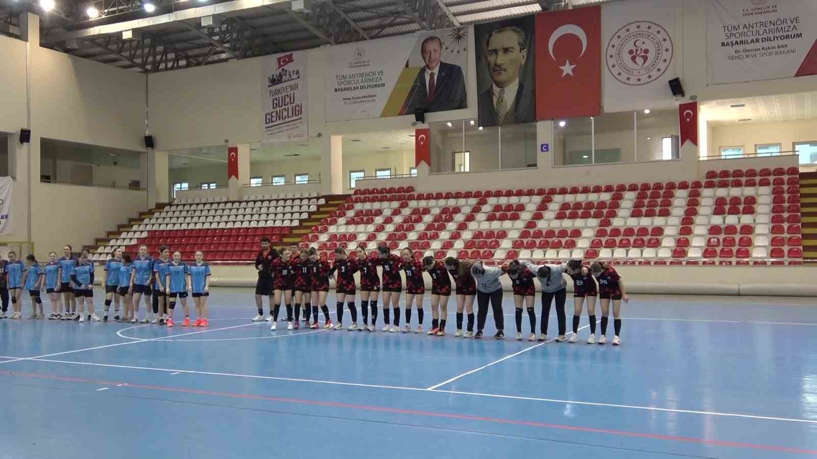 ayni-takimdaki-hentbolcu-ucuzleri-goren-sasiriyor