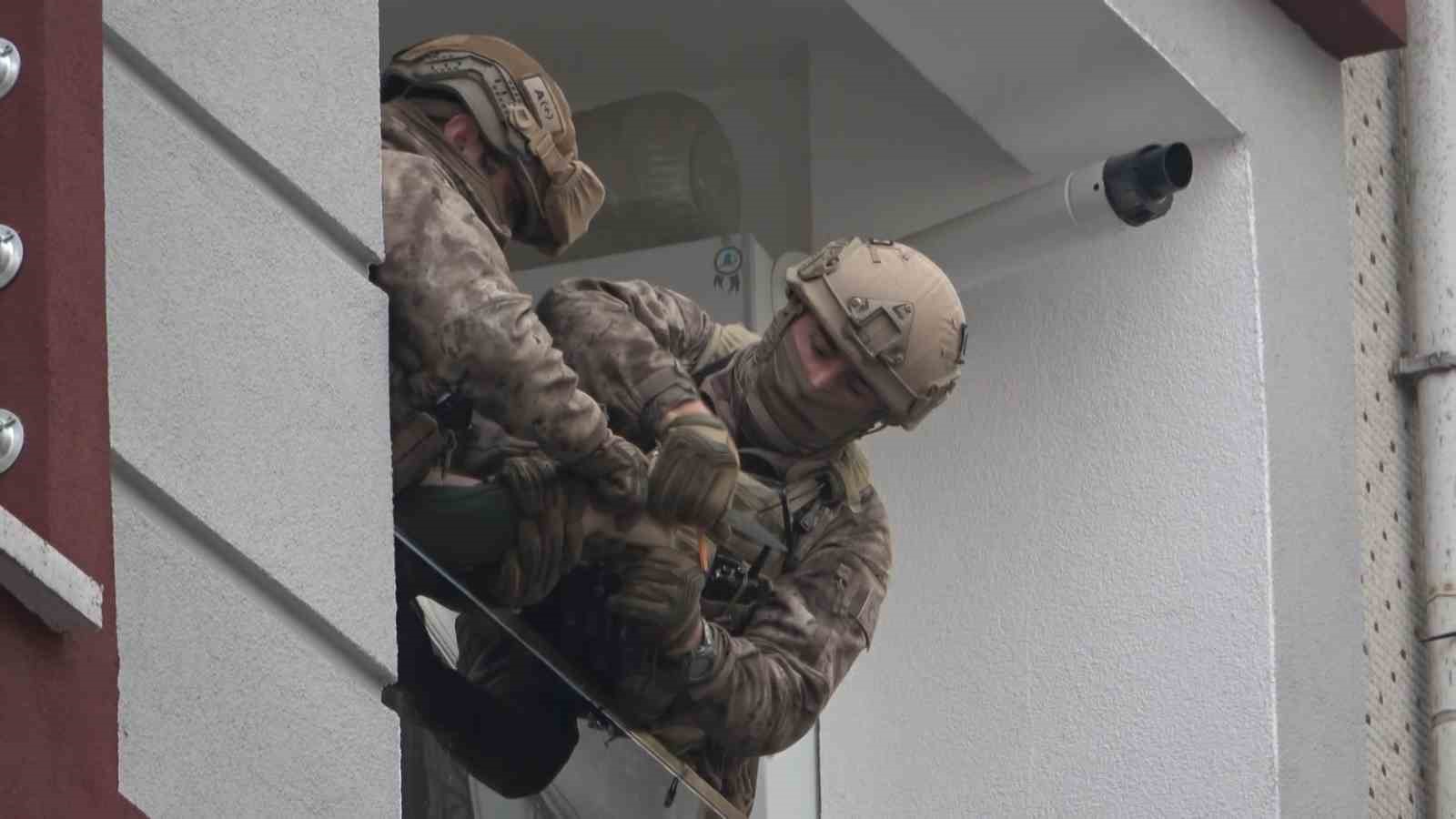 balkondaki-bicakli-kriz-ozel-harekat-operasyonuyla-son-buldu