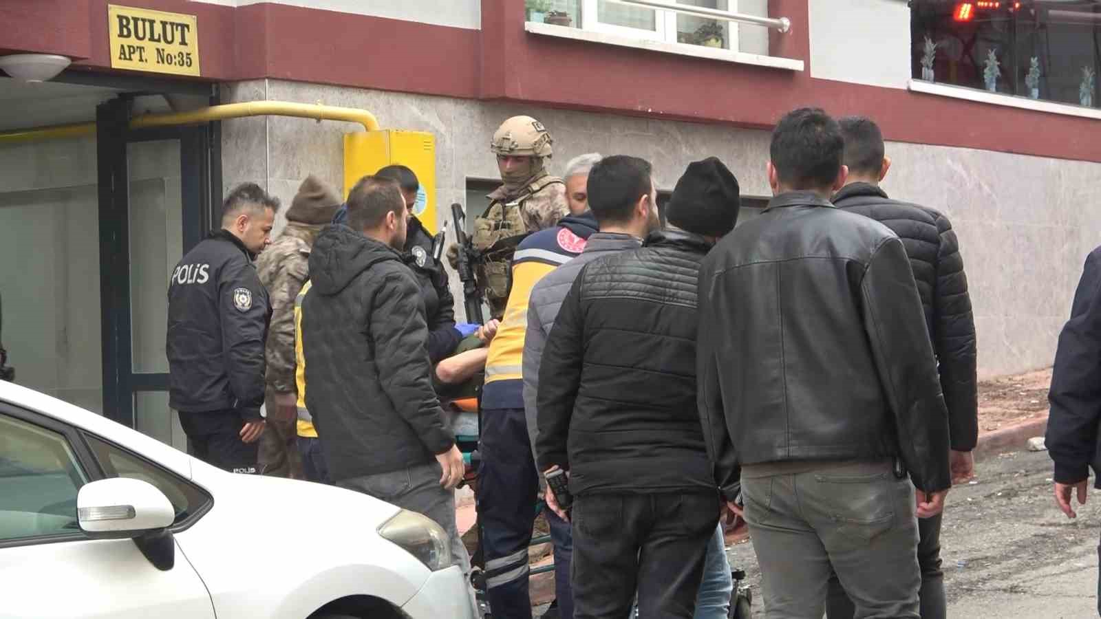 balkondaki-bicakli-kriz-ozel-harekat-operasyonuyla-son-buldu