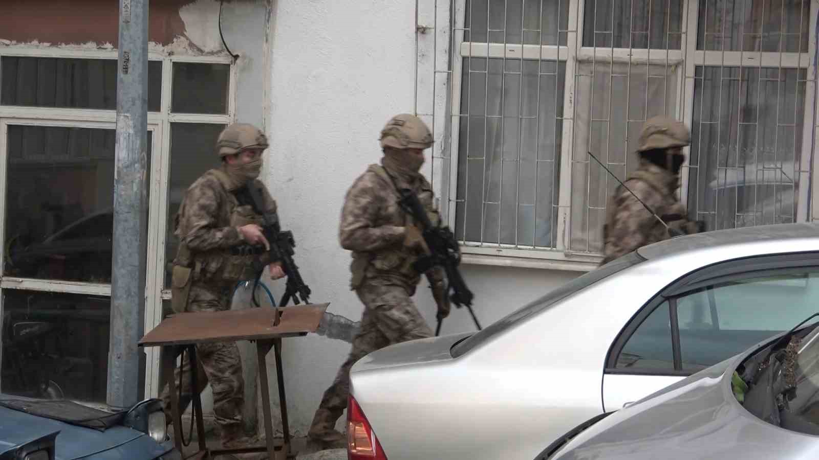 balkondaki-bicakli-kriz-ozel-harekat-operasyonuyla-son-buldu