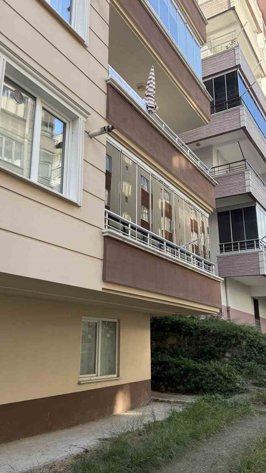 balkondan-dusen-yasli-kadin-hayatini-kaybetti