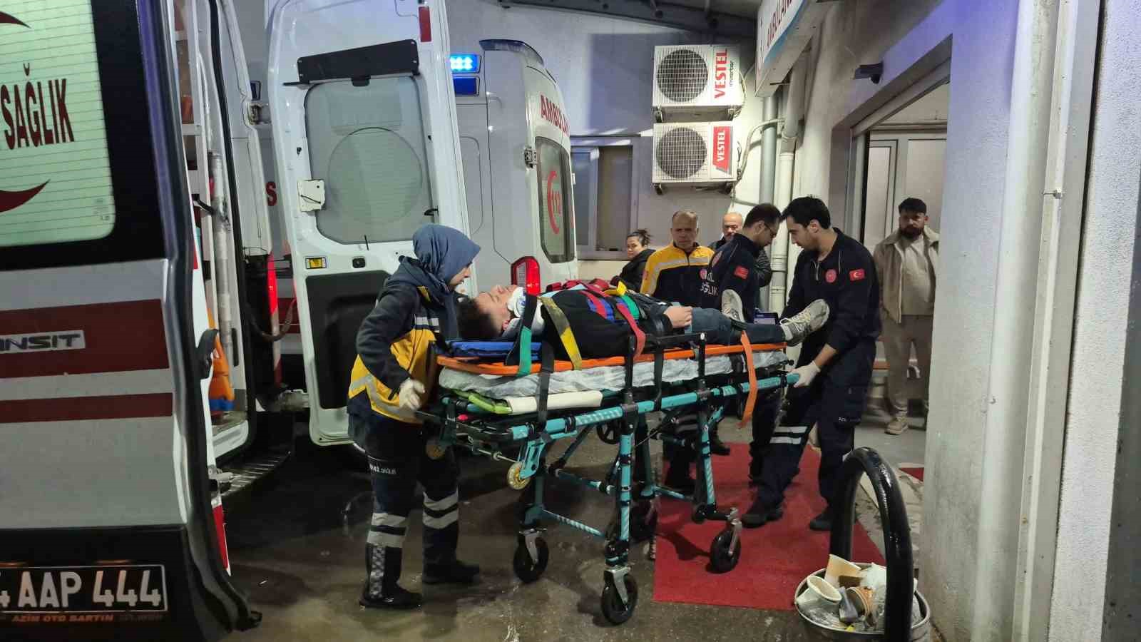 bartinda-saganak-yagis-kazayi-beraberinde-getirdi-2-yarali