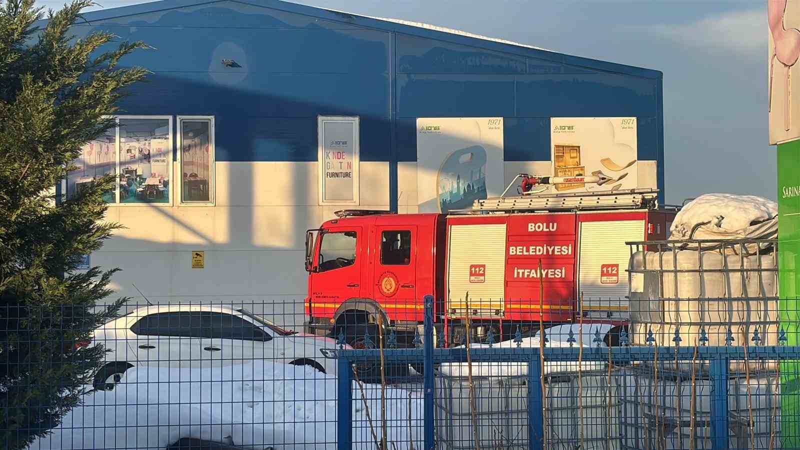 bolu-osbde-mobilya-imalat-fabrikasinda-yangin-panigi-isciler-mudahale-etti