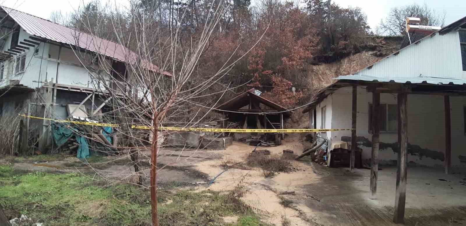 boluda-heyelan-nedeniyle-3-ev-bosaltildi