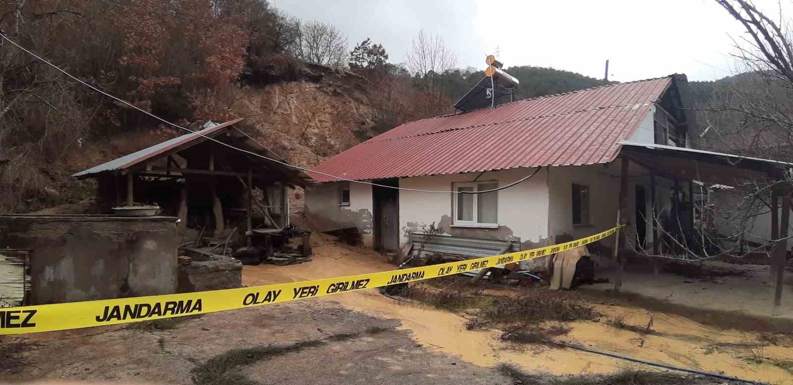 boluda-heyelan-nedeniyle-3-ev-bosaltildi