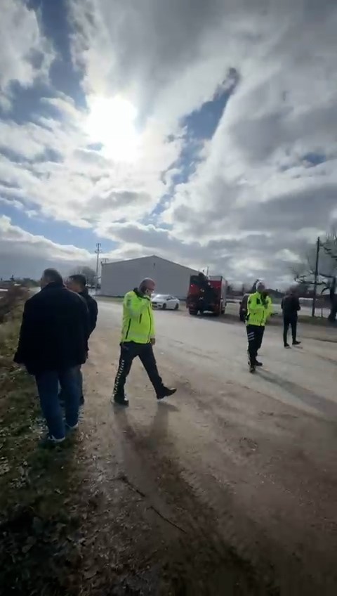 boluda-kontrolden-cikan-otomobil-dereye-uctu-3-yarali