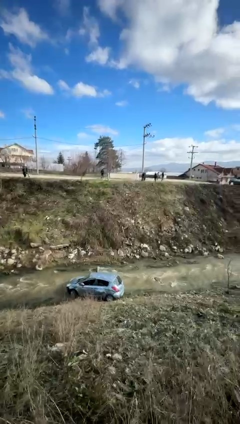 boluda-kontrolden-cikan-otomobil-dereye-uctu-3-yarali