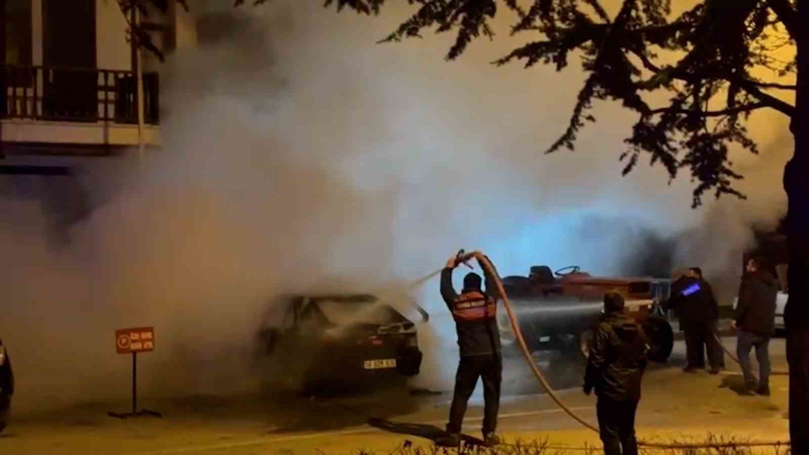 boluda-park-halindeki-otomobil-alev-alev-yandi