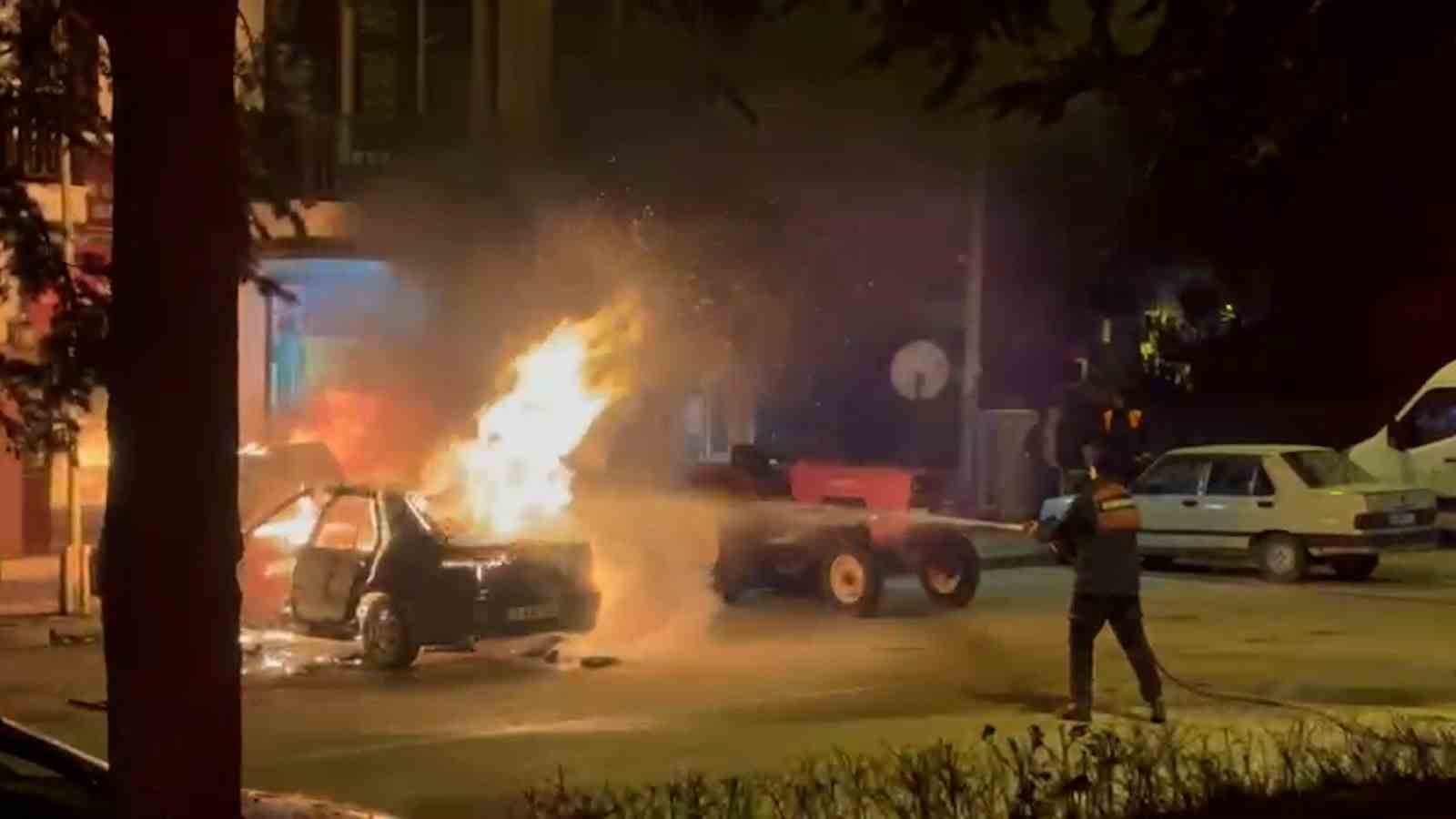 boluda-park-halindeki-otomobil-alev-alev-yandi