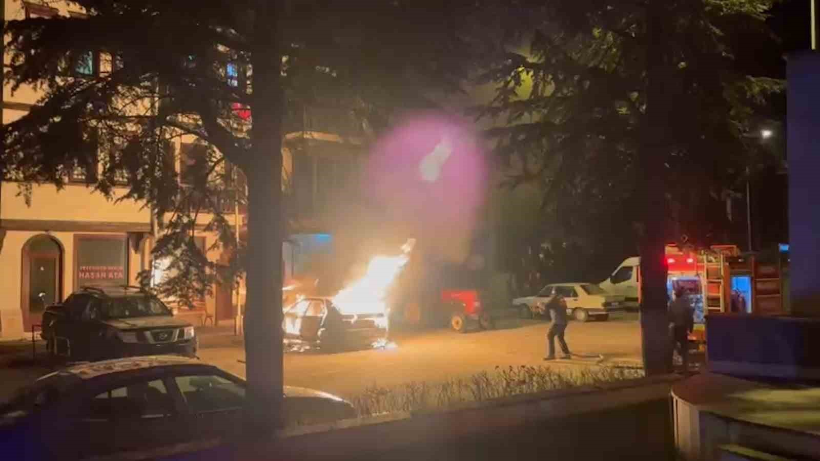 boluda-park-halindeki-otomobil-alev-alev-yandi