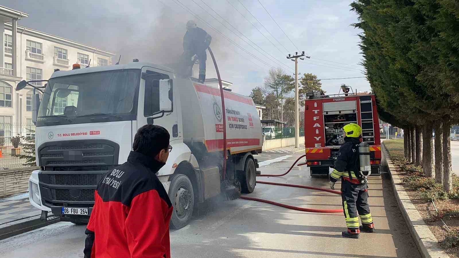 boluda-yol-supurme-aracinda-yangin-cikti