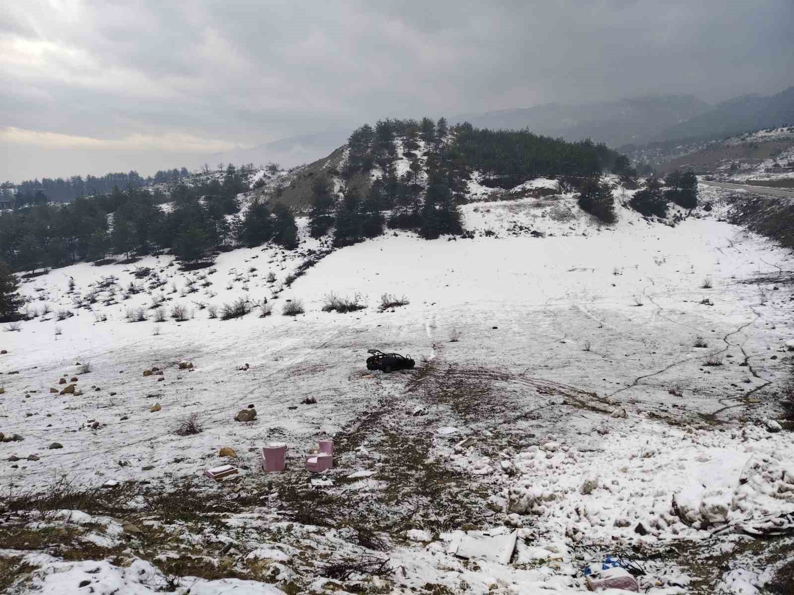 bos-araziye-ucan-otomobilin-surucusu-yaralandi