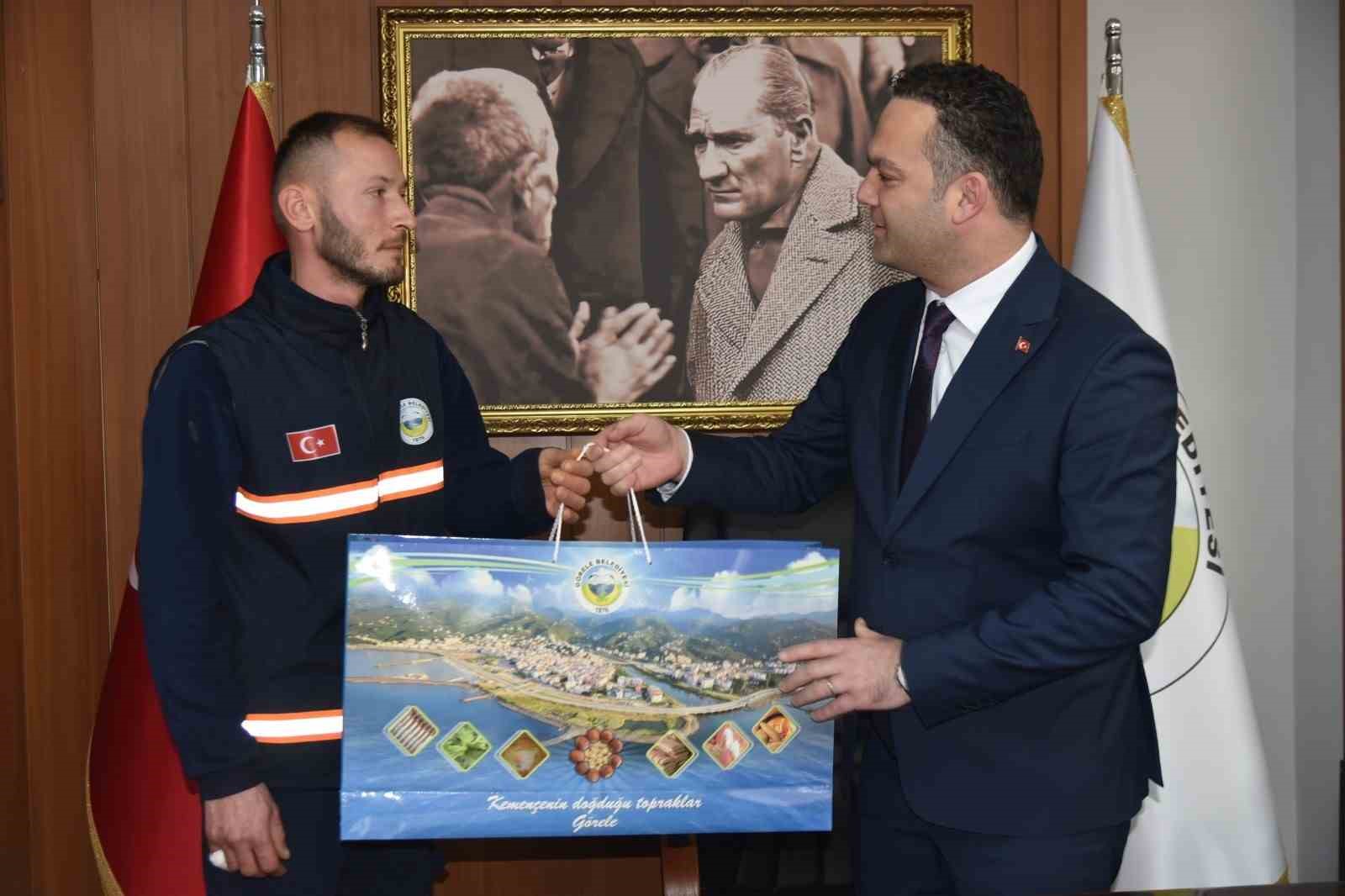 buldugu-altin-bilekligi-polise-teslim-eden-temizlik-gorevlisine-belediye-baskanindan-odul