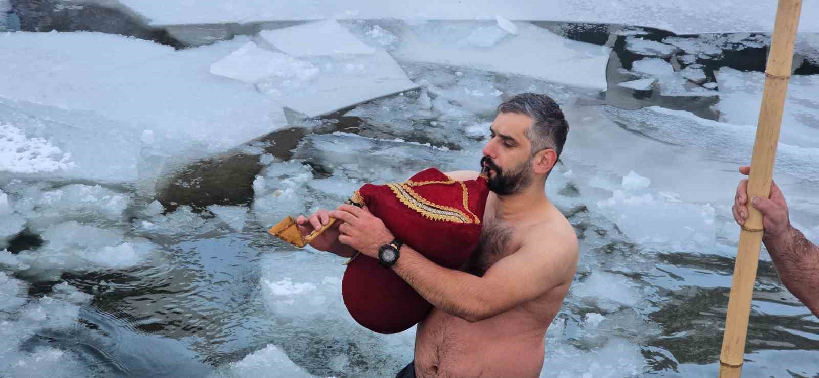 buz-tutan-suda-yuzerek-eglendiler