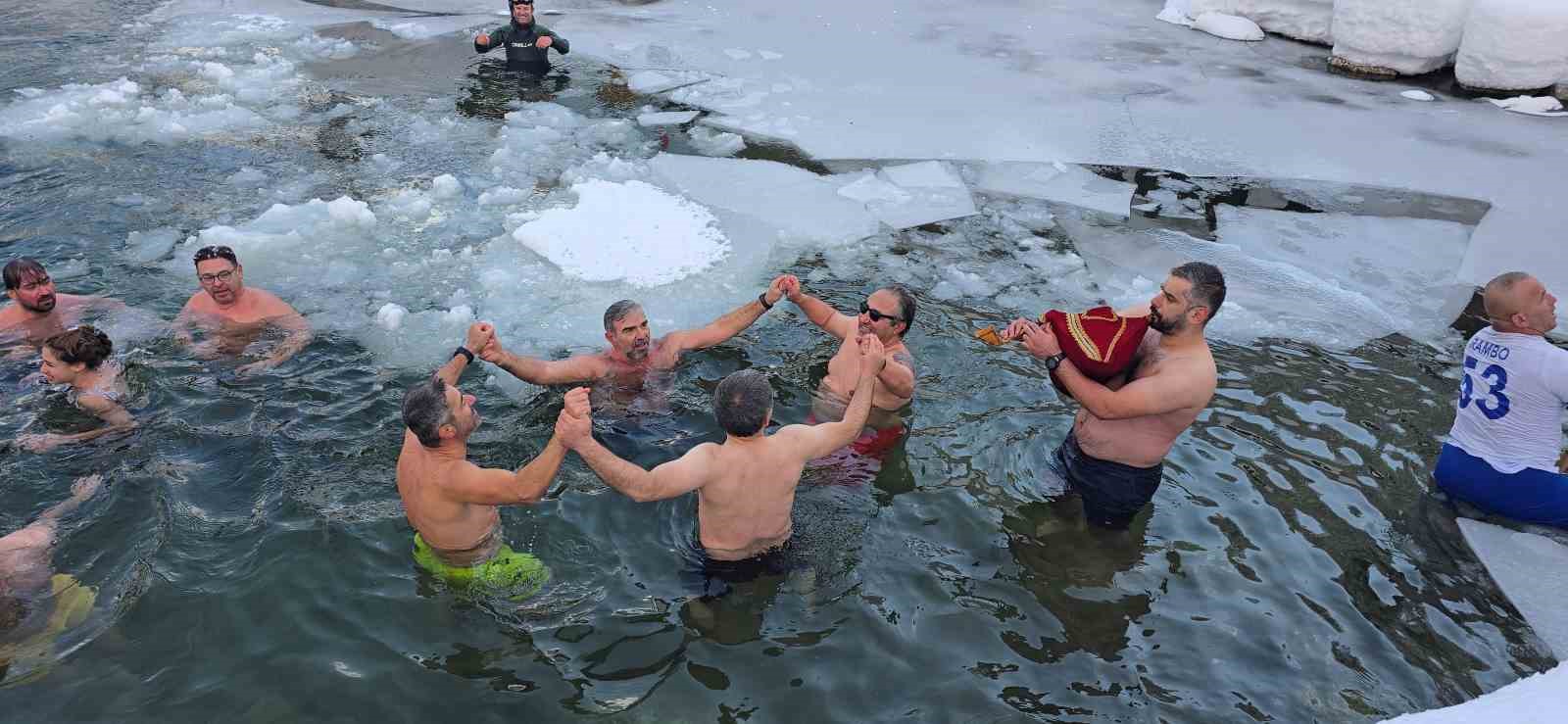 buz-tutan-suda-yuzerek-eglendiler