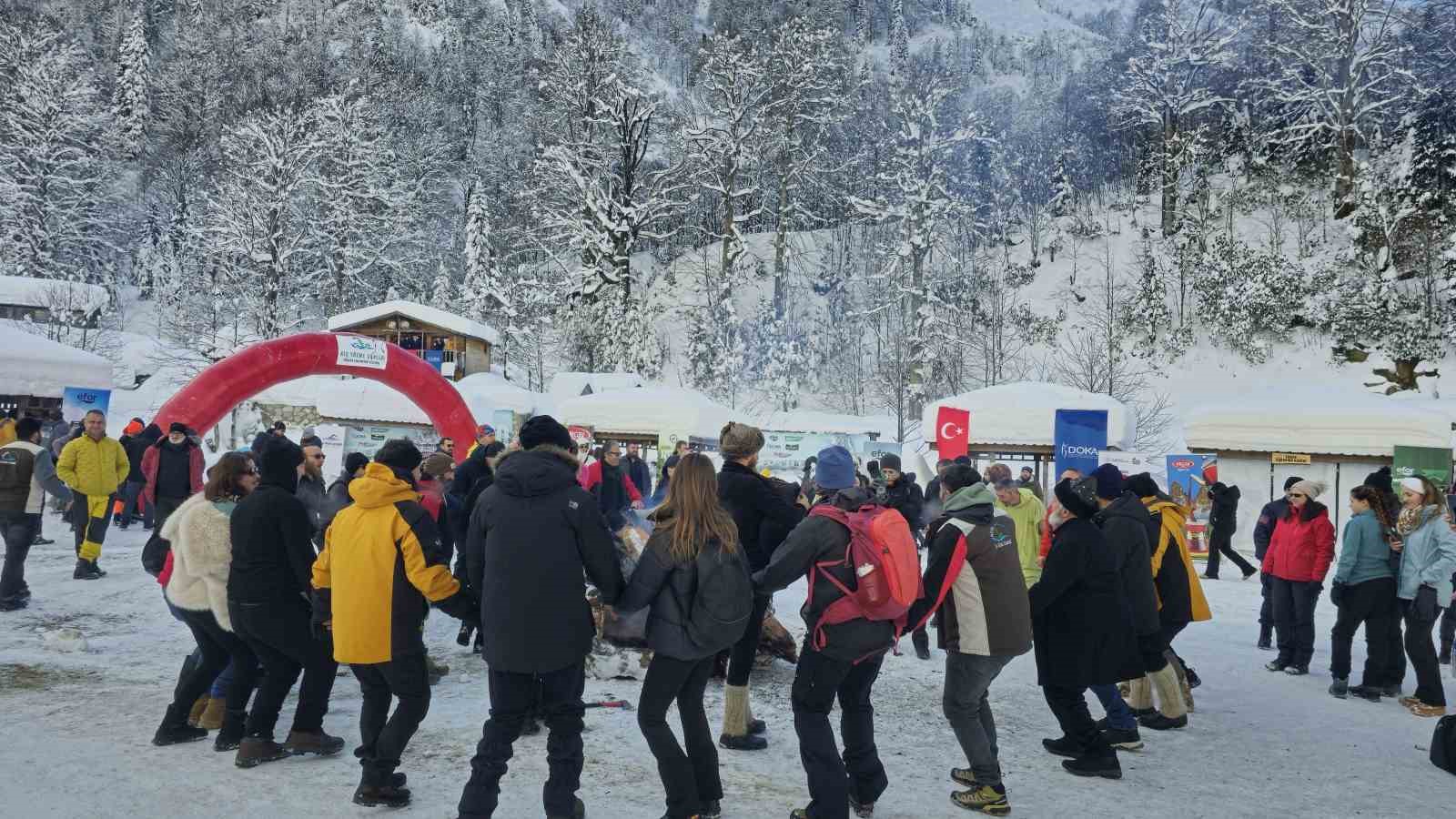 buz-tutan-suda-yuzerek-eglendiler