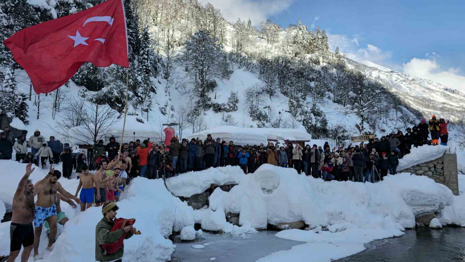 buz-tutan-suda-yuzerek-eglendiler