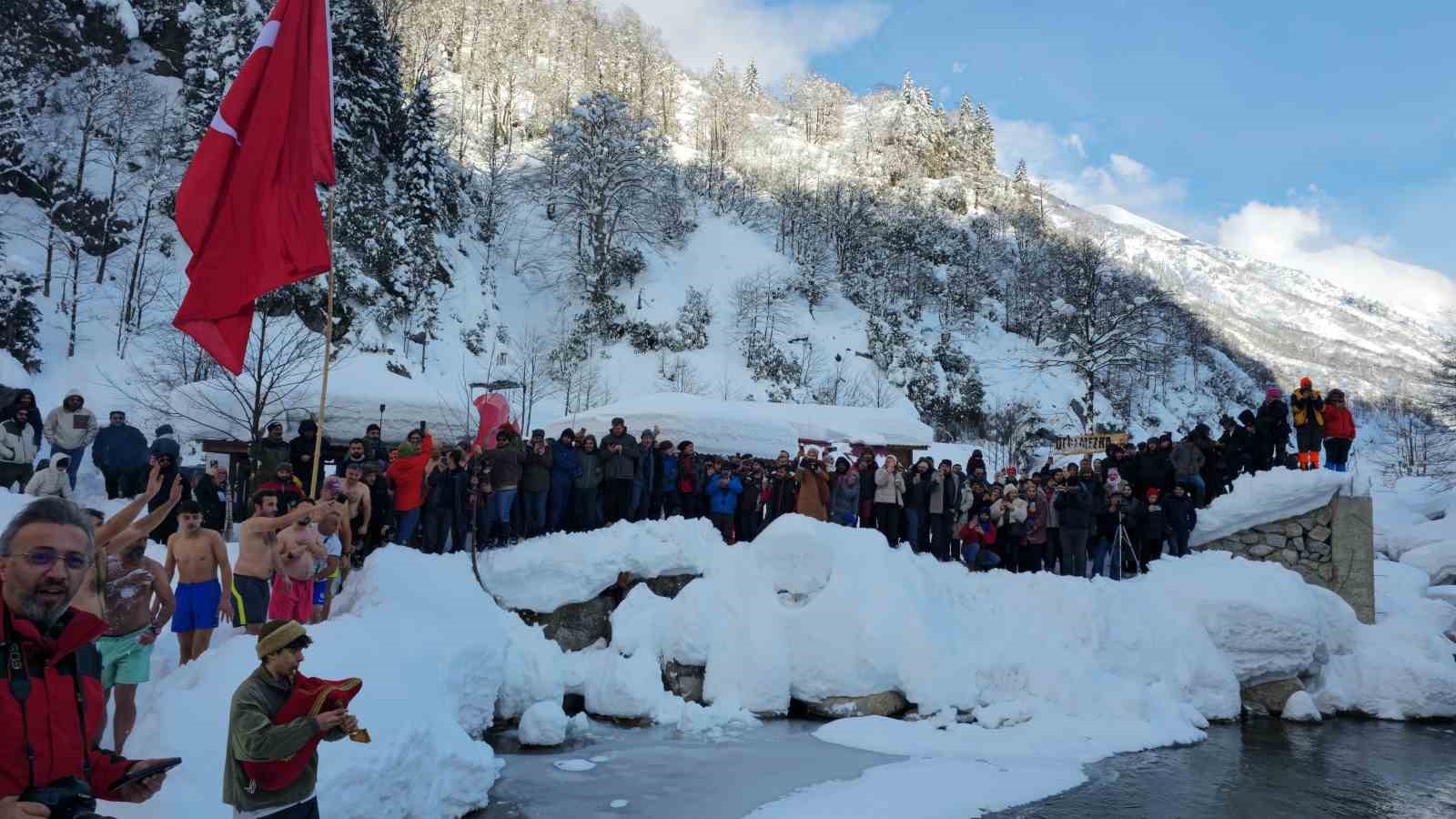 buz-tutan-suda-yuzerek-eglendiler