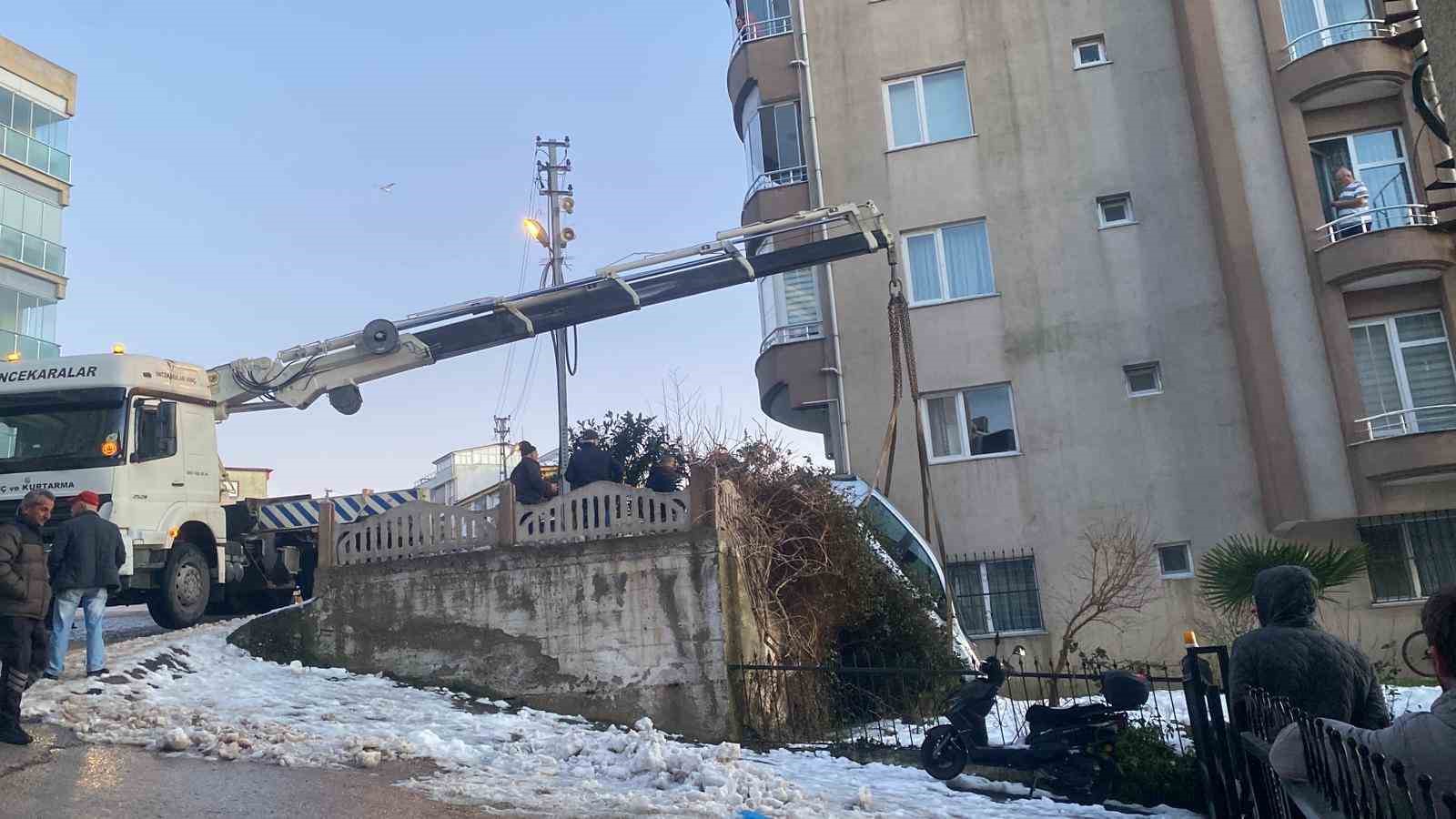 buzlanan-yolda-kayan-otomobil-apartmanin-bahcesine-dustu