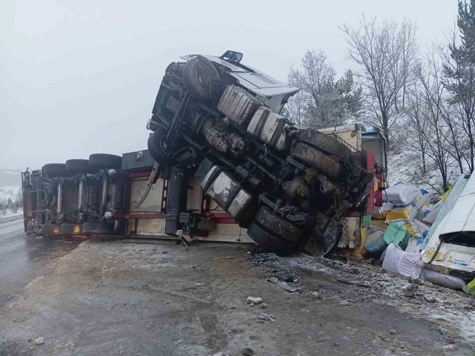 buzlanan-yolda-kayan-tir-devrildi-1-yarali