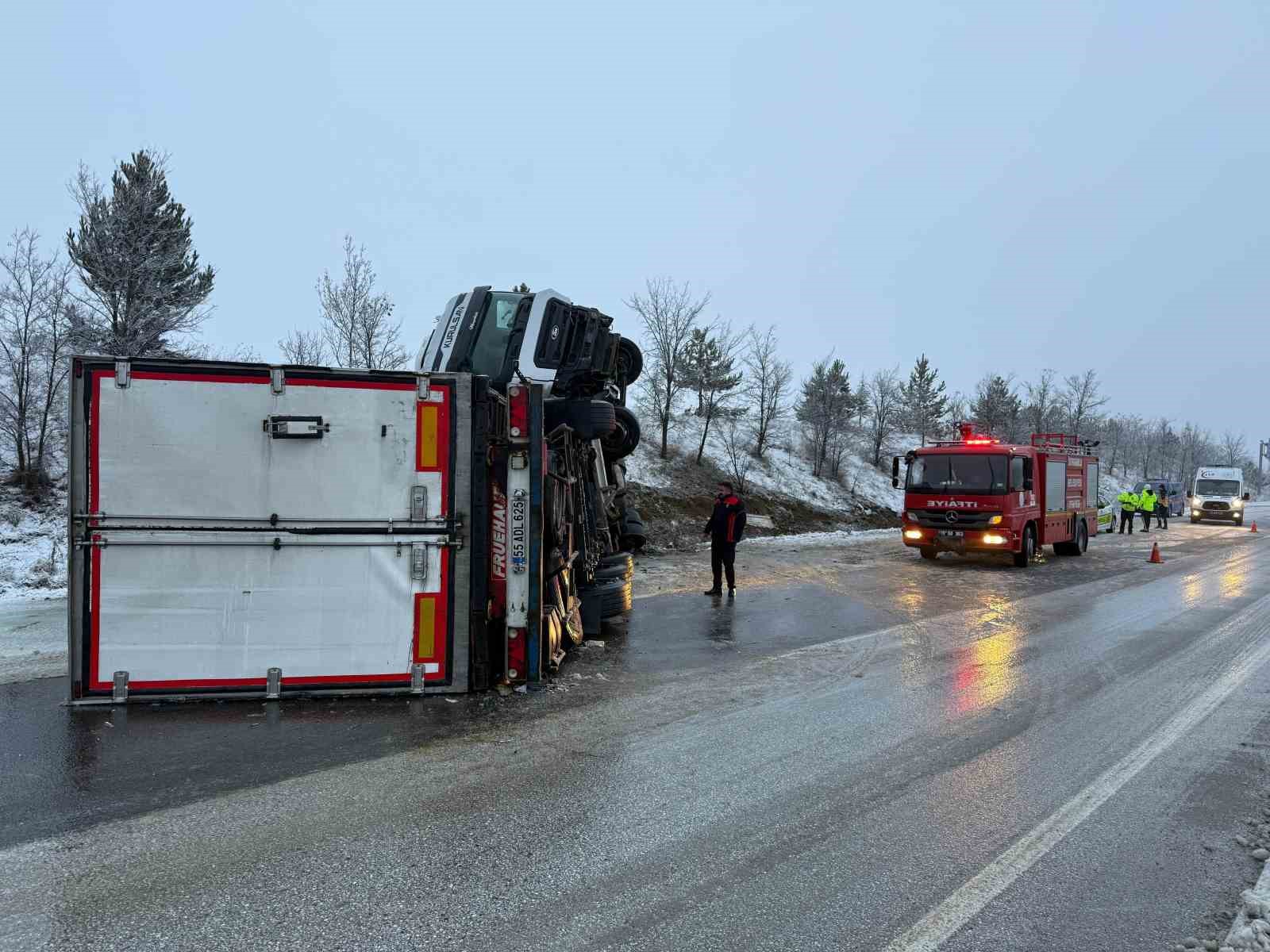 buzlanan-yolda-kayan-tir-devrildi-1-yarali