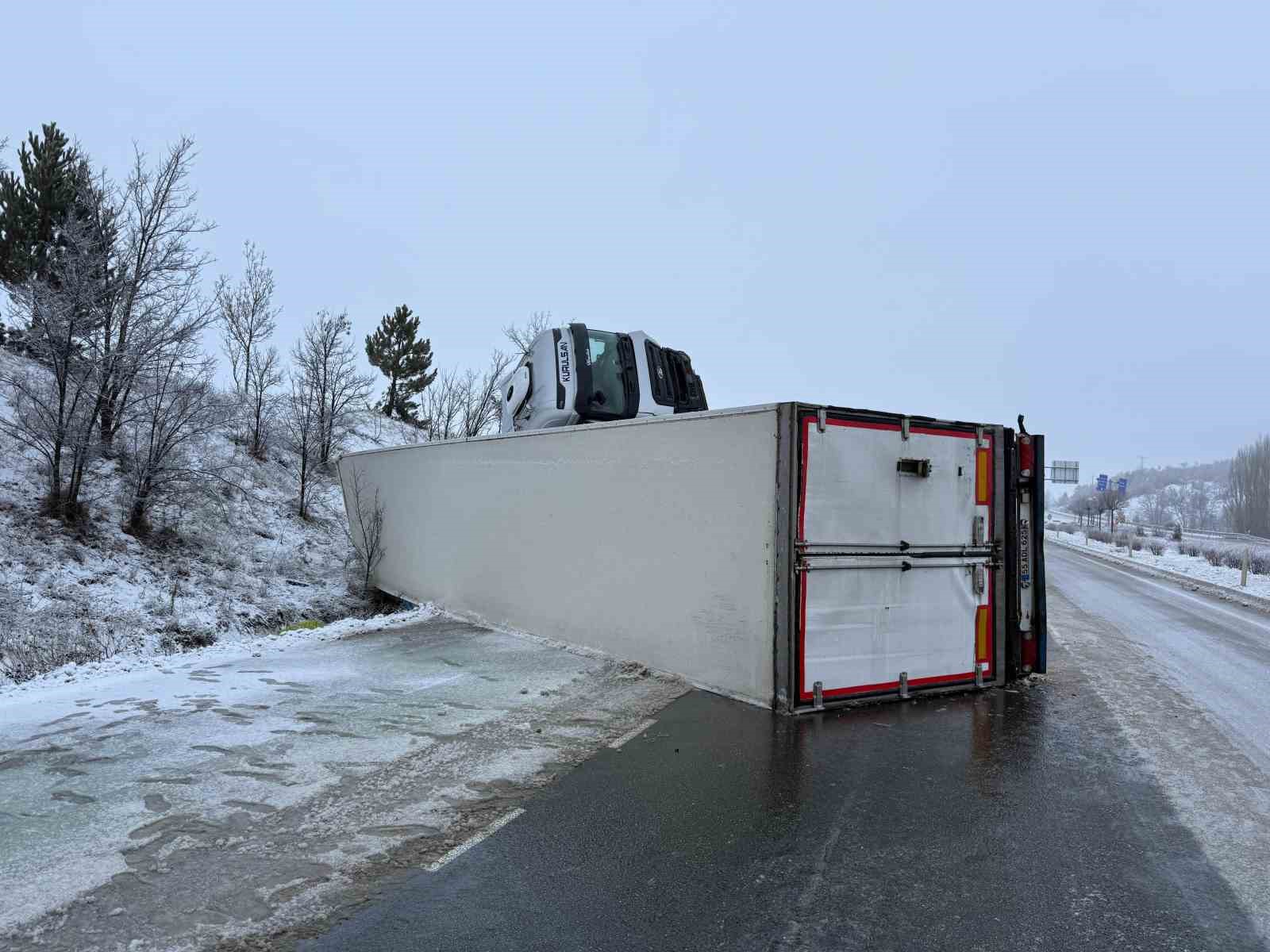 buzlanan-yolda-kayan-tir-devrildi-1-yarali