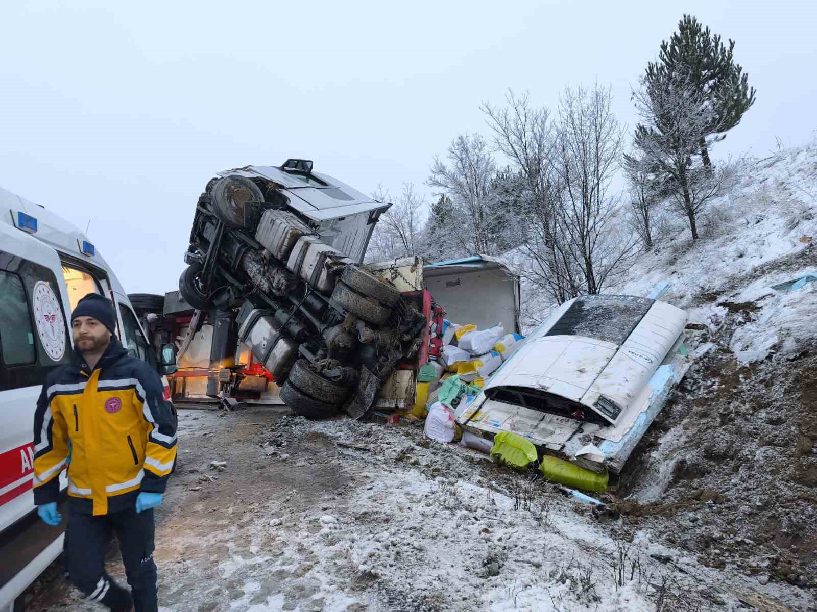 buzlanan-yolda-kayan-tir-devrildi-1-yarali