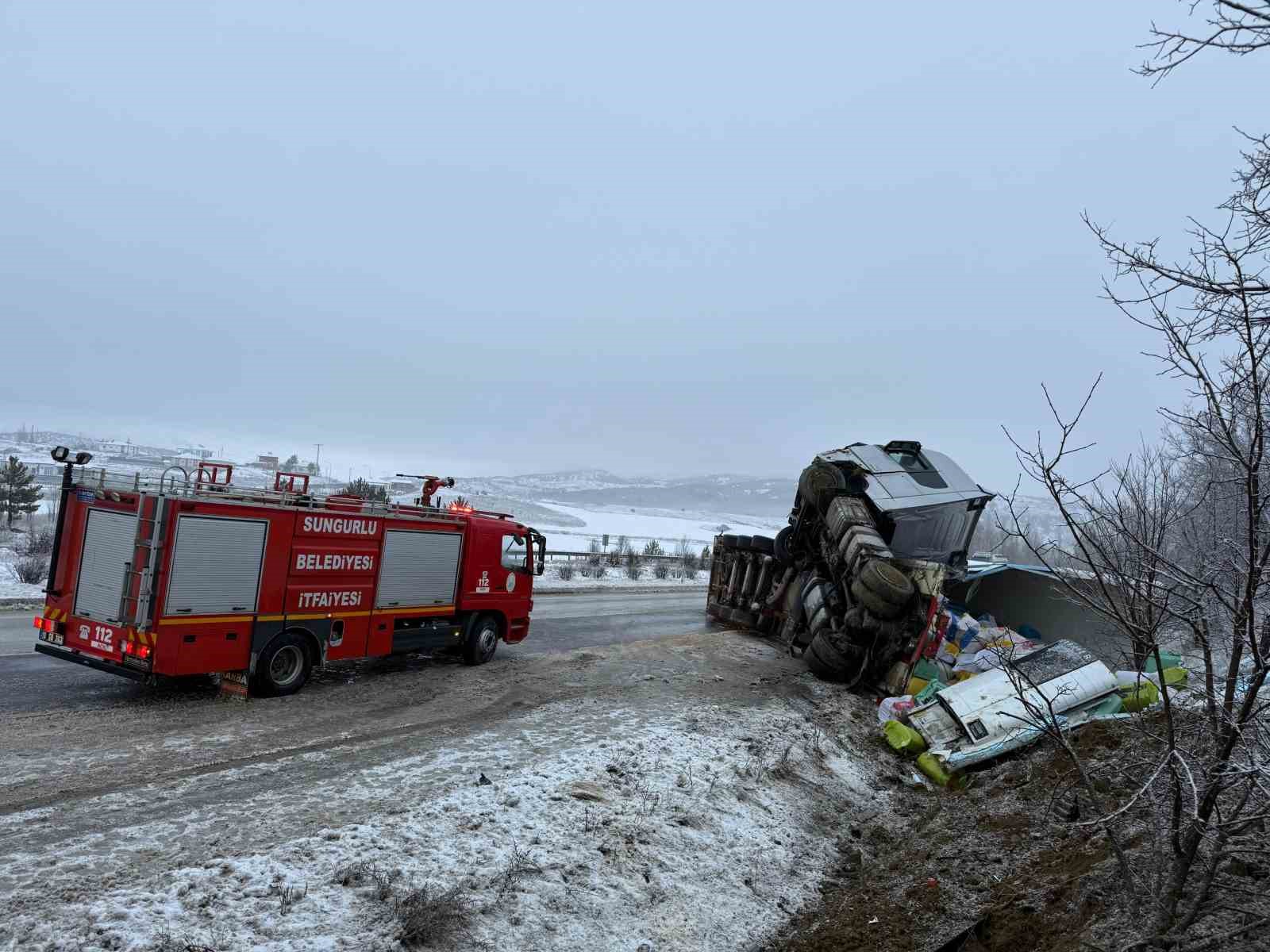 buzlanan-yolda-kayan-tir-devrildi-1-yarali