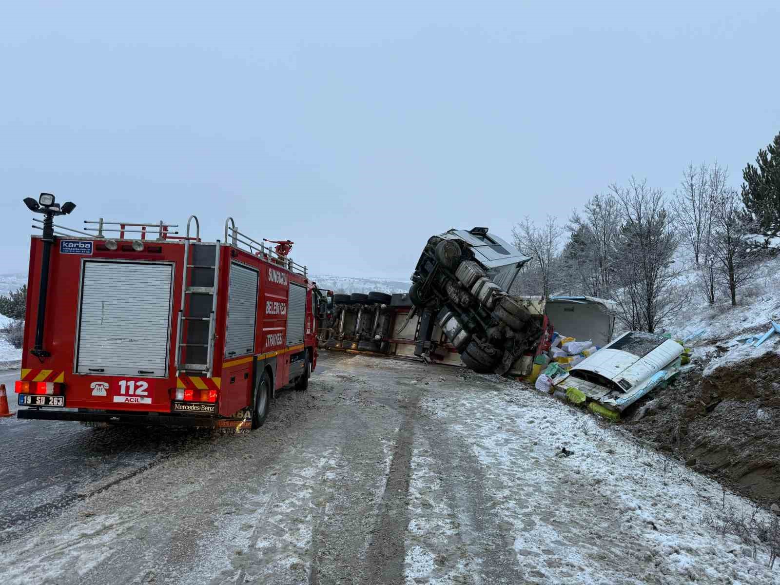 buzlanan-yolda-kayan-tir-devrildi-1-yarali
