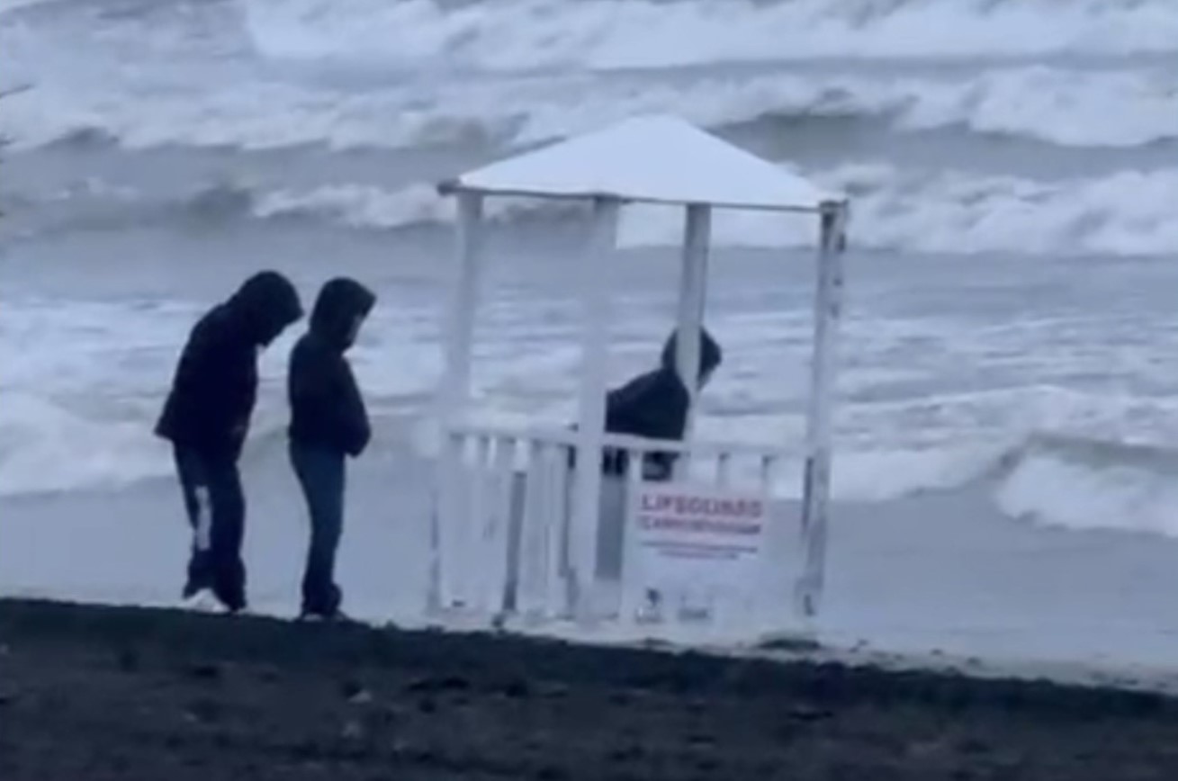 cankurtaran-kulubesini-denize-atmak-isteyen-3-cocuga-polis-mudahalesi