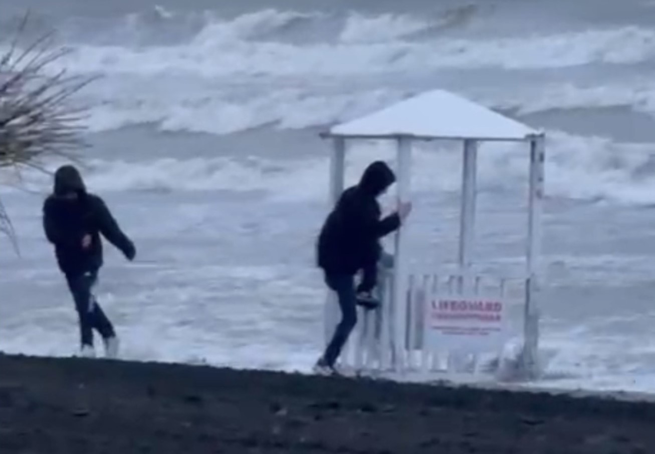 cankurtaran-kulubesini-denize-atmak-isteyen-3-cocuga-polis-mudahalesi