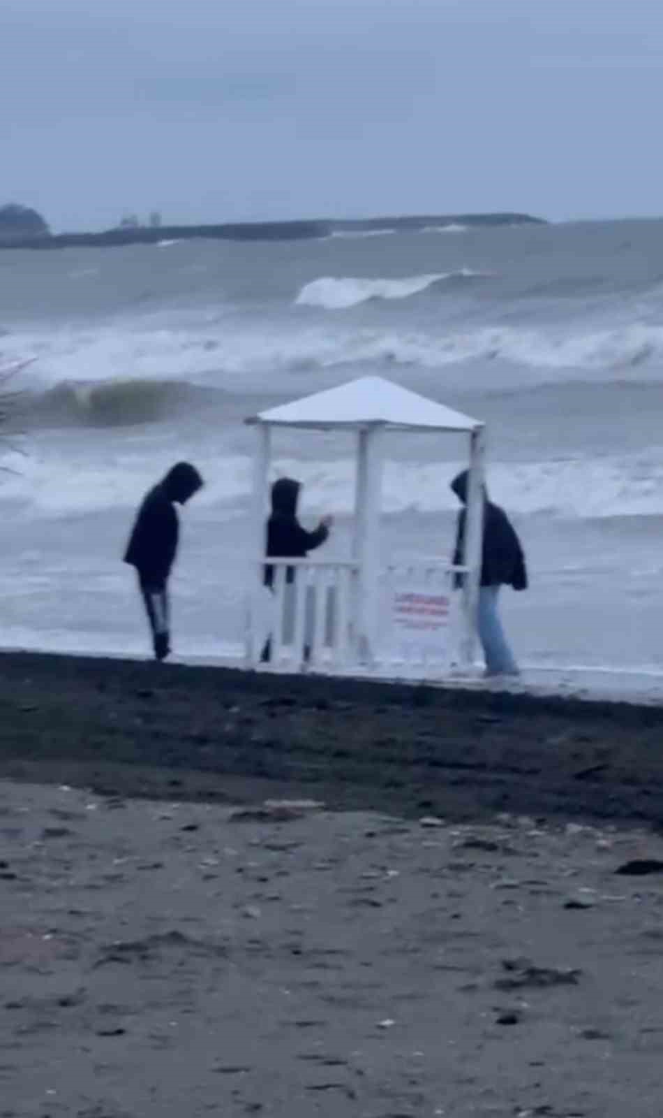 cankurtaran-kulubesini-denize-atmak-isteyen-3-cocuga-polis-mudahalesi