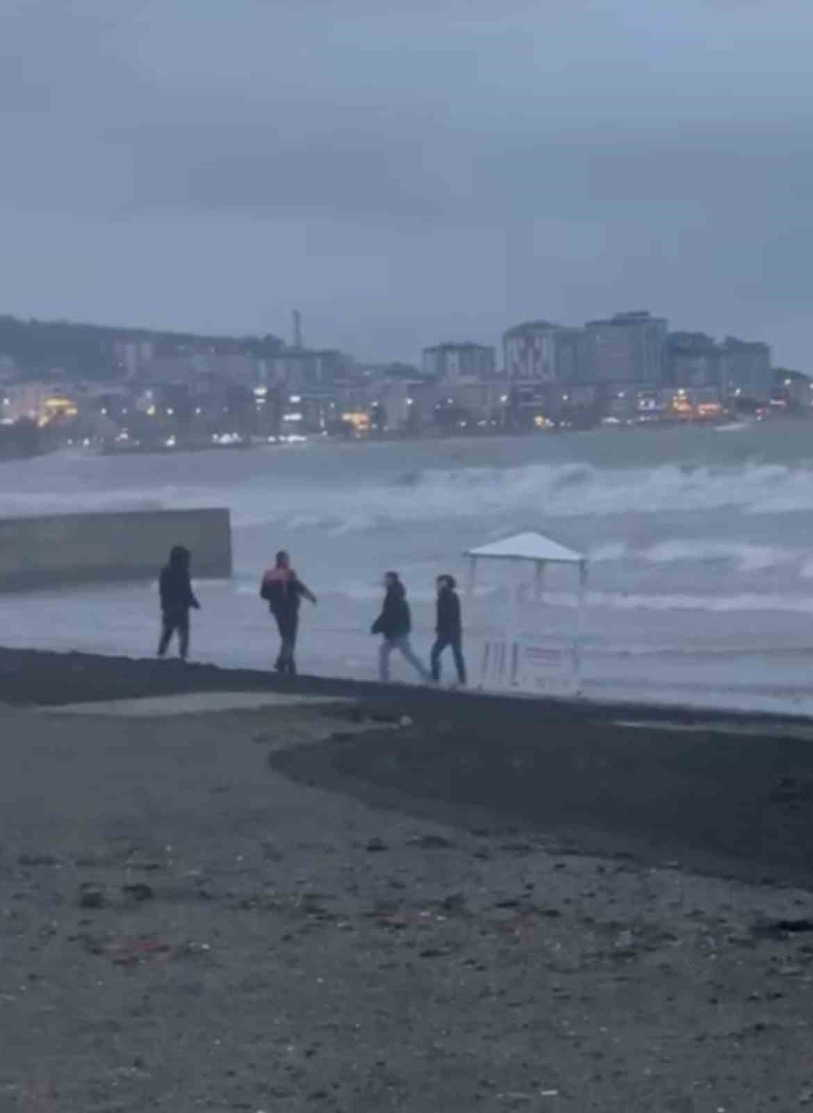 cankurtaran-kulubesini-denize-atmak-isteyen-3-cocuga-polis-mudahalesi