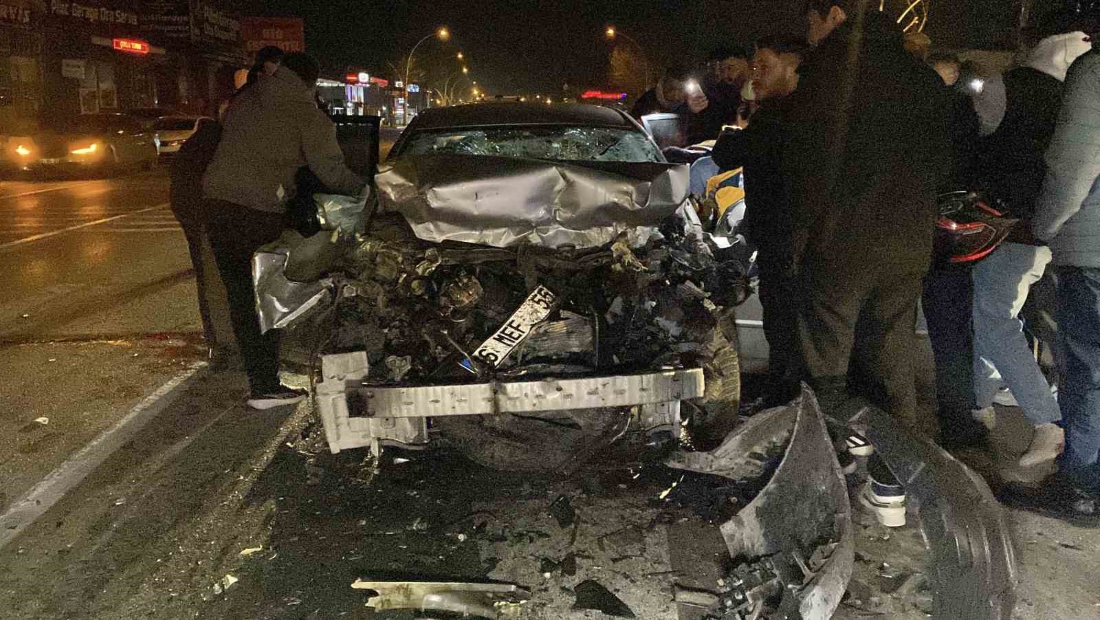 cekici-ile-carpisan-otomobil-hurdaya-dondu-ekipler-yarali-surucu-icin-zamanla-yaristi