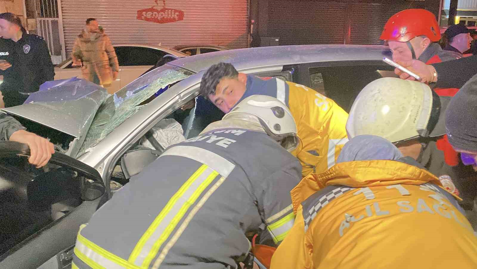 cekici-ile-carpisan-otomobil-hurdaya-dondu-ekipler-yarali-surucu-icin-zamanla-yaristi